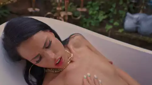 Chico Hermosa Caliente de 20 Años Se Dedica Salvajemente a Su Coño en Bañera al Aire Libre